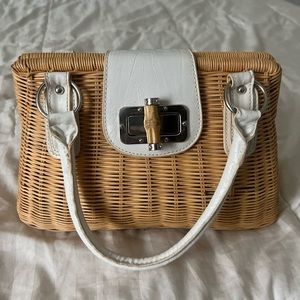 The CUTEST Kelly & Katie Purse Woven Wicker Bamboo Toggle White Straps bag